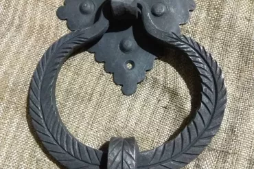 Кованая дверная ручка